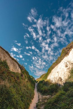 Broadstairs, Kent / UK - 20.08.01: Boş Kingsgate Sahili, Kent, İngiltere 'deki Botany Bay' de tebeşir yığınları arasında yürüyor.