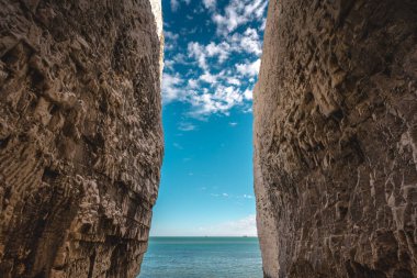 Broadstairs, Kent / UK - 20.08.01: Boş Kingsgate Sahili, Kent, İngiltere 'deki Botany Bay' de tebeşir yığınları arasında yürüyor.