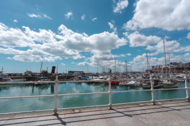 Ramsgate, Kent / UK - 20.08.01: Royal Marina Coronavirus salgını sırasında insanlarla birlikte izleniyor