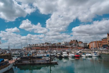 Ramsgate, Kent / UK - 20.08.01: Royal Marina Coronavirus salgını sırasında insanlarla birlikte izleniyor