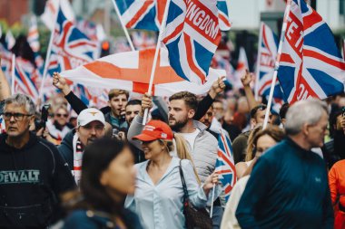 Londra, Birleşik Krallık 2025.09.13 Büyük protestocu topluluğu, güçlü bir vatanseverlik simgesi olan özgür konuşma gösterisi sırasında sendika Jack ve St Georges Cross bayraklarını sallıyor. 