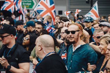 London, UK 2025.09.13 İfade Özgürlüğü mitinginde Sendika Jack ve İngiltere bayraklarını sallayan göstericiler Londra sokaklarında toplandı.. 