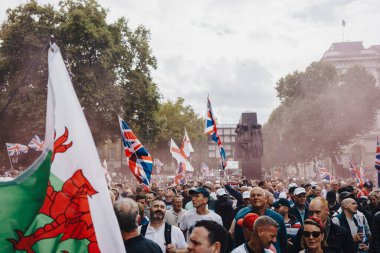 Londra, Birleşik Krallık 2025.09.13 Protestocular, Londra 'da düzenlenen Özgür Konuşma protestosu sırasında Union Jack, St. George ve Galler bayrakları ile bir araya geldiler.. 