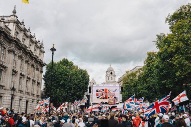 Londra, Birleşik Krallık 2025.09.13 protestocuları, Londra şehir merkezinde düzenlenen Özgür Konuşma Protestosu 'nda Jack ve St. Georges bayrakları ile bir araya geldiler. Büyük ekranda Krallığı Birleştir. 