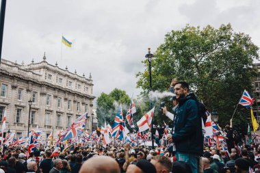 Londra, Birleşik Krallık 2025.09.13 Büyük kalabalık Londra şehir merkezinde düzenlenen Özgür Konuşma Eylemi sırasında Union Jack ve St. Georges bayraklarını sallıyor. Bir hükümet binasında Ukrayna bayrağı dalgalanırken görülüyor. 