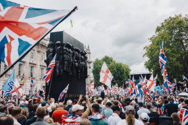 Londra, Birleşik Krallık 2025.09.13 Sendika Jacks ve St. Georges bayraklı büyük kalabalık, İfade Özgürlüğü protestosu sırasında Ukrayna bayrağı hükümet binalarının üzerinde dalgalanırken, Kadın II. Dünya Savaşı anıtında toplandı. 