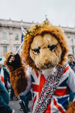 Londra, Birleşik Krallık 2025.09.13 Altın kaplama bir aslan maskesi takan bir gösterici ve Union Jack giysileri Londra 'nın merkezinde düzenlenen Özgür Konuşma Protestosuna katıldı.. 