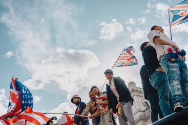 Londra, Birleşik Krallık 2025.09.13 Bir grup protestocu Westminster 'daki Özgür Konuşma Protestosu sırasında çatıda dikilirken İngiliz ve İngiliz bayraklarını sallıyor. Bir aktivizm ve dayanışma anı. 