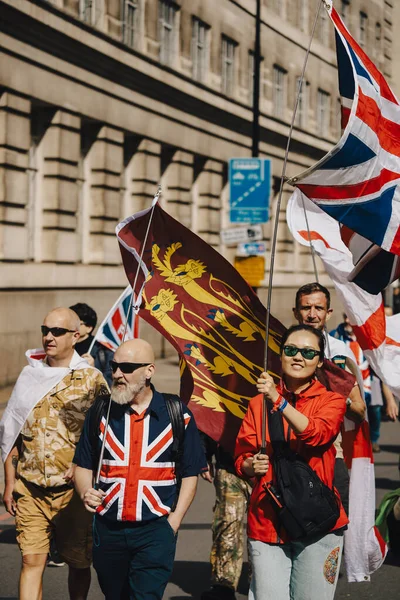 Londra, Birleşik Krallık 2025.09.13 İngiliz göstericiler İngiliz bayrağı ve altın aslanlı bir kraliyet bayrağı şehrin sokaklarında düzenlenen ifade özgürlüğü yürüyüşüne katıldılar.. 