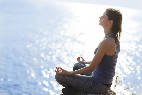 Genç kadın meditasyon yapıyor.