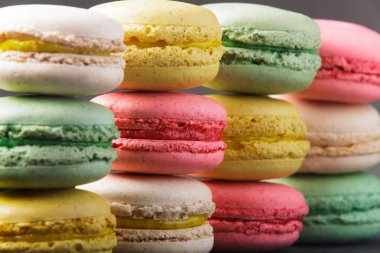 Duvar kağıdı olarak renkli tatlı macaroons.