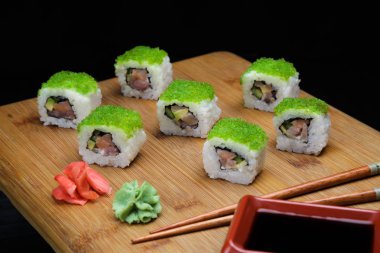tobiko baharatlı maki sushi