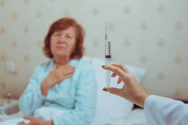 Médico que utiliza uma seringa injectável . — Fotografia de Stock