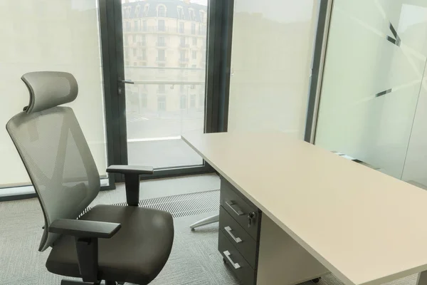 Mesa de madeira com cadeira no escritório — Fotografia de Stock