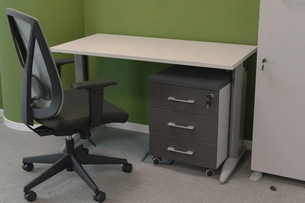 Mesa de madeira com cadeira no escritório — Fotografia de Stock
