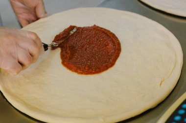 Şef mutfak Pizza'da yapma.