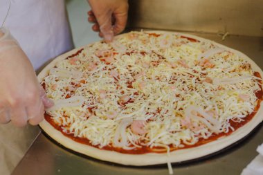 Şef mutfakta deniz ürünleri pizza yapma