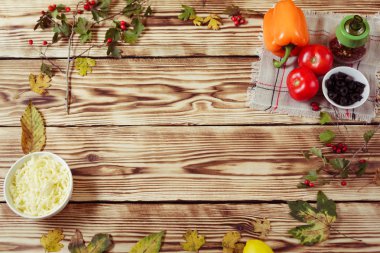 Sonbahar yaprakları ve pişirme ingridients kompozisyonu üstten görünüm