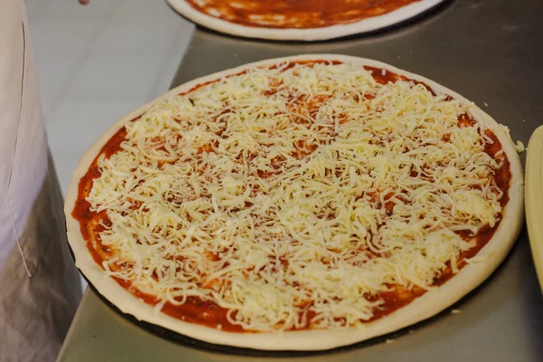 Fromage à tartiner sur sauce tomate sur base de pizza — Photo