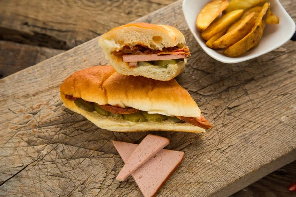Sandwich mit Schinken und Pommes. — Stockfoto