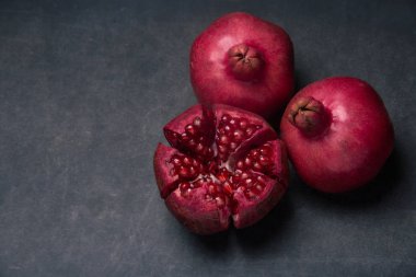 Karanlık bir arka plan üzerinde olgun nar