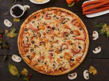 Pizza biberli sosis ve mantar ile
