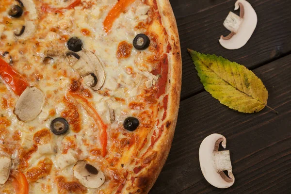 Pizza tavuk ve mantar ile.