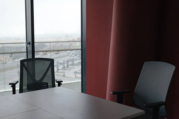 Escritório vazio com mesa e duas cadeiras — Fotografia de Stock