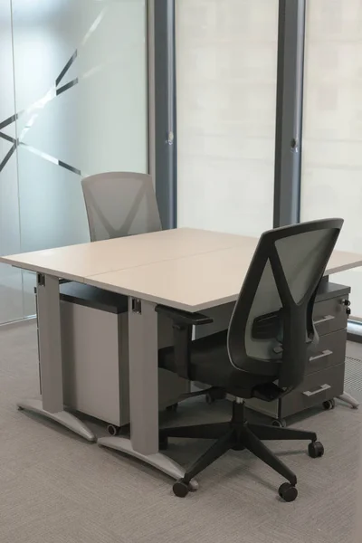 Oficina vacía con mesa y dos sillas —  Fotos de Stock