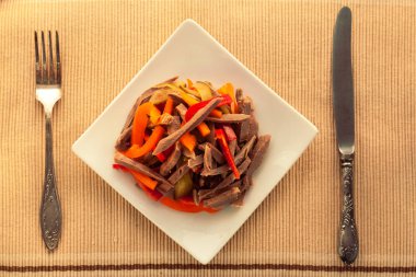 Sığır dili ve sebzeler ile hazırlanan salata.