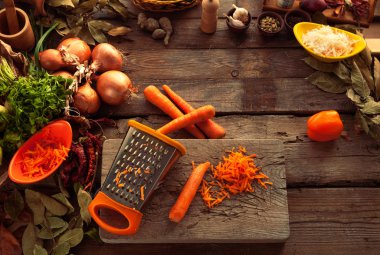 Bir rende havuç ovmak.