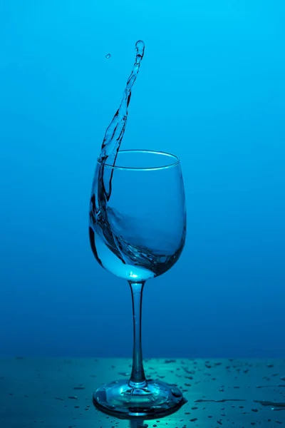 Água salpicando de um copo de vinho . — Fotografia de Stock