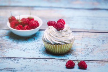 Ahududu ile vanilya cupcakes.