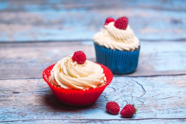 Ahududu ile vanilya cupcakes.