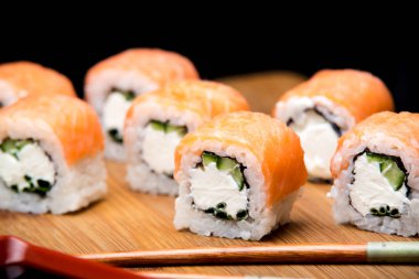 Philadelphia rulo wasabi, zencefil ve soya sosu ile.