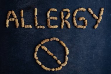 Fındık alerjisi bir tahta üzerinde fıstık ile imzaladı.