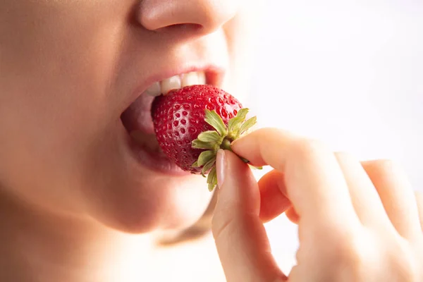 Крупним планом жінка рот їсть полуницю . — стокове фото