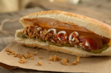 Sadece hardal ve ketçap ile hotdog yaptı.