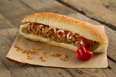 Sadece hardal ve ketçap ile hotdog yaptı.