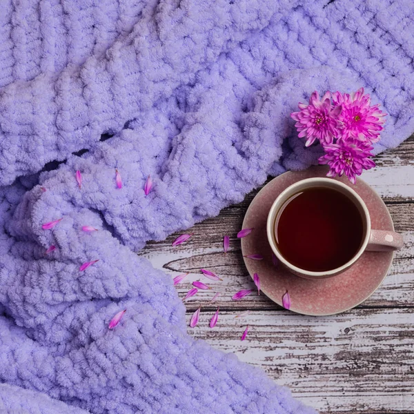 Çiçekli sıcak çay bardağı. — Stok fotoğraf