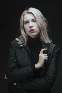 Gri ceketli sarışın kadın, iş hayatı tarzında..