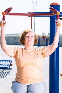 Üst düzey kadın açık hava sporları alanında pratik yapıyor..