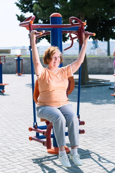 Femme âgée pratiquant sur un terrain de sport en plein air . — Photo