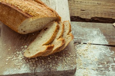 Tahta masada dilimlenmiş glutensiz ekmek..