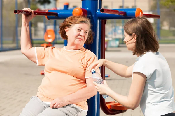 Mujer mayor se siente mal después de entrenamientos externos . — Foto de Stock