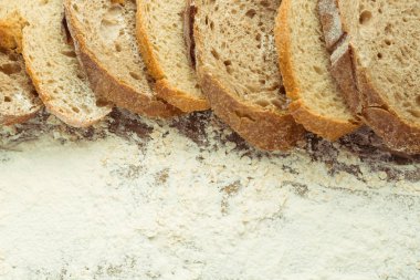 Farklı türde dilimlenmiş somun ev yapımı ekmek..