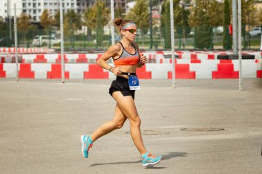 Bakü 'de triatlon yarışması. Uzakta koşan bir atlet.