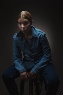 Beyaz tişörtlü, dramatik ışıklı sarışın kadın..