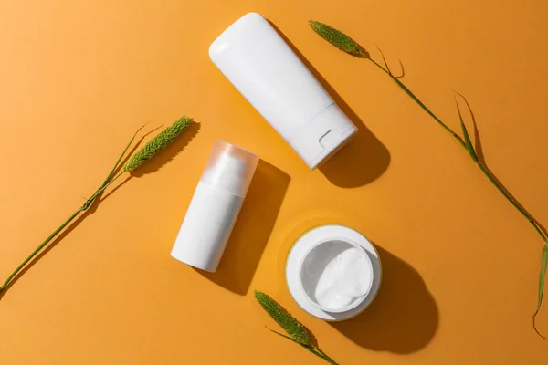 Garrafas Produtos Cosméticos Branco Branco Fundo Laranja Com Espaço Livre — Fotografia de Stock