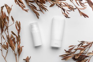 Yaz gezisinde gezginler için kozmetik ürünleri, hangi markayı kullanacağı konusunda blog yazarından tavsiye. Sağlıklı cilt için dekoratif kozmetik.